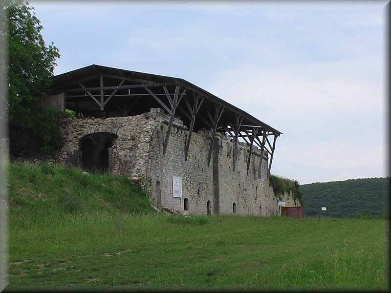 Ruines de l’Abbaye de Saint Vivant en Cours de Restauration
